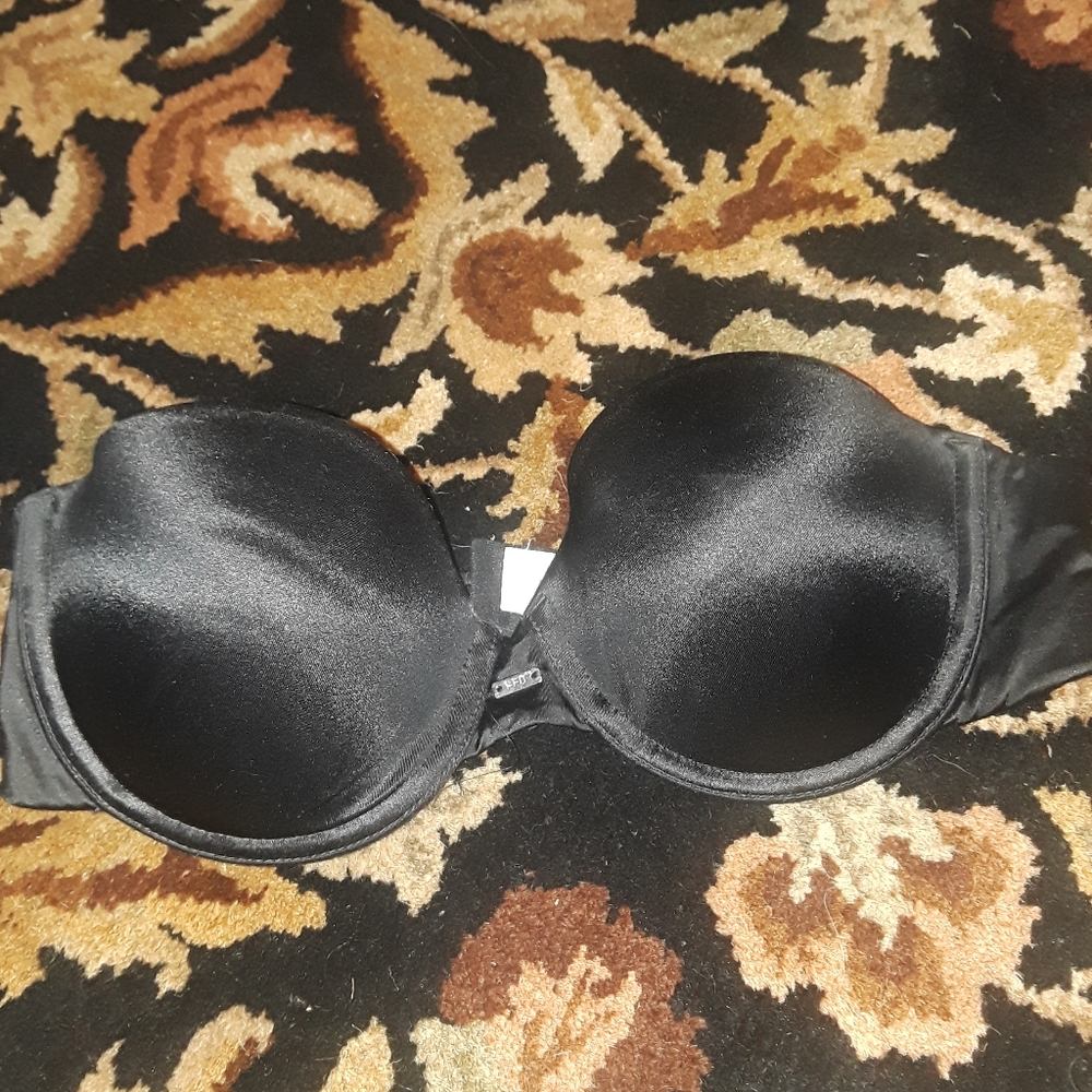 Black strapless bra